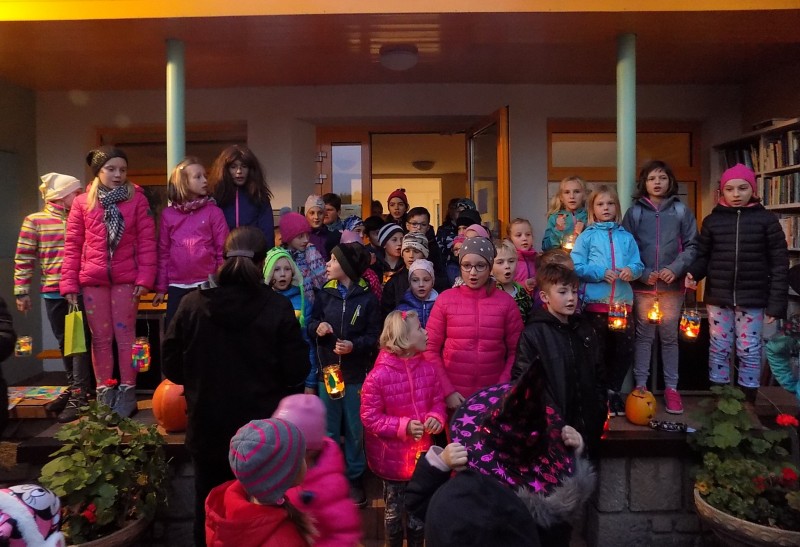 Lucerničkový průvod 25.10. photo